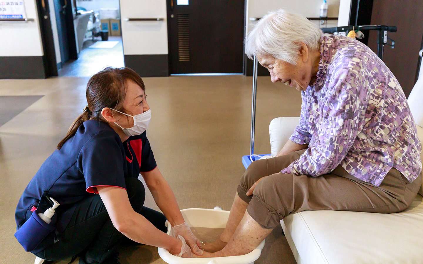 鹿児島市の有料老人ホーム アルティパス武の足浴の様子